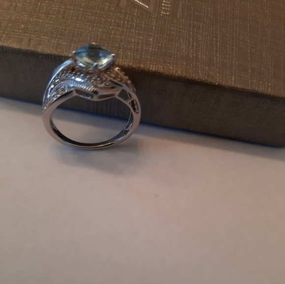 NWOT ZALES SKY BLUE TOPAZ RING - Picture 5 of 7